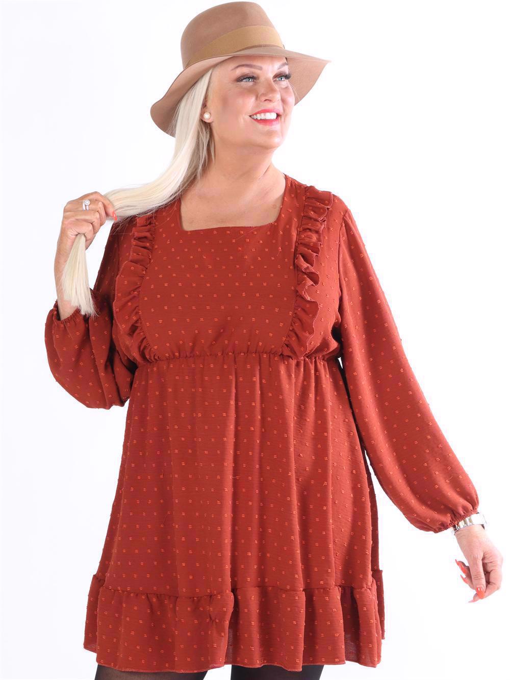 Hella - Kjole med flæsekanter